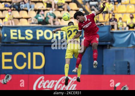 Les Moises Gomez Bordonado de Villarreal sautent pour le ballon avec Jules Kounde du FC Séville pendant le match espagnol la Liga entre le CF de Villarreal et le FC Séville au stade de la Ceramica sur 17 mai 2021. (Photo de Jose Miguel Fernandez/NurPhoto) Banque D'Images