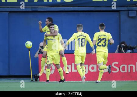 Carlos Bacca de Villarreal célèbre après avoir marquant le but de 3-0 avec Gerard Moreno de Villarreal, Alberto Moreno Perez de Villarreal et Moises Gomez Bordonado de Villarreal lors du match espagnol la Liga entre Villarreal cf et Sevilla FC au stade de la Ceramica sur 17 mai 2021. (Photo de Jose Miguel Fernandez/NurPhoto) Banque D'Images