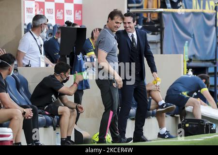 Le responsable du FC de Séville, Julen Lopetegui (L), et l'entraîneur en chef de Villarreal, Unai Emery, lors du match espagnol de la Liga entre le cf de Villarreal et le FC de Séville au stade de la Ceramica à 17 mai 2021. (Photo de Jose Miguel Fernandez/NurPhoto) Banque D'Images