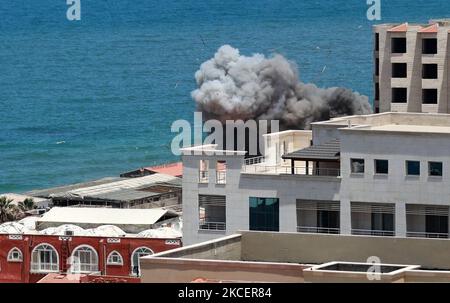 De la fumée s'échappe du port de Gaza à la suite d'un bombardement naval israélien sur 17 mai 2021. - Les frappes aériennes israéliennes ont frappé la bande de Gaza après une semaine de violence qui a tué plus de 200 personnes, la grande majorité palestinienne, malgré les appels internationaux à la désescalade. (Photo de Majdi Fathi/NurPhoto) Banque D'Images