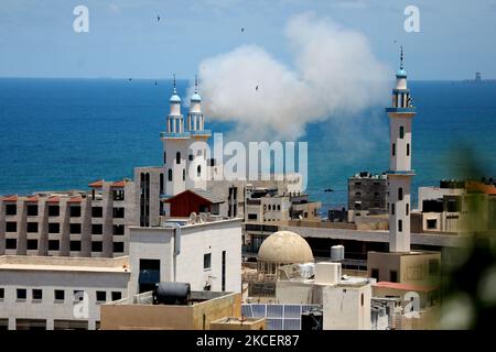 De la fumée s'échappe du port de Gaza à la suite d'un bombardement naval israélien sur 17 mai 2021. - Les frappes aériennes israéliennes ont frappé la bande de Gaza après une semaine de violence qui a tué plus de 200 personnes, la grande majorité palestinienne, malgré les appels internationaux à la désescalade. (Photo de Majdi Fathi/NurPhoto) Banque D'Images