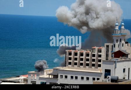 De la fumée s'échappe du port de Gaza à la suite d'un bombardement naval israélien sur 17 mai 2021. - Les frappes aériennes israéliennes ont frappé la bande de Gaza après une semaine de violence qui a tué plus de 200 personnes, la grande majorité palestinienne, malgré les appels internationaux à la désescalade. (Photo de Majdi Fathi/NurPhoto) Banque D'Images