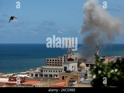 De la fumée s'échappe du port de Gaza à la suite d'un bombardement naval israélien sur 17 mai 2021. - Les frappes aériennes israéliennes ont frappé la bande de Gaza après une semaine de violence qui a tué plus de 200 personnes, la grande majorité palestinienne, malgré les appels internationaux à la désescalade. (Photo de Majdi Fathi/NurPhoto) Banque D'Images