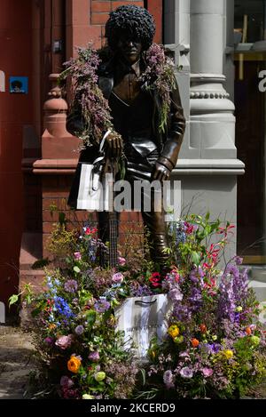 Phil Lynott statue décorée de fleurs vues dans le centre-ville de Dublin alors que l'Irlande prend un nouveau pas vers la normalité avec tous les magasins non essentiels étant autorisés à reprendre à partir d'aujourd'hui. Le lundi 17 mai 2021, à Dublin, Irlande. (Photo par Artur Widak/NurPhoto) Banque D'Images