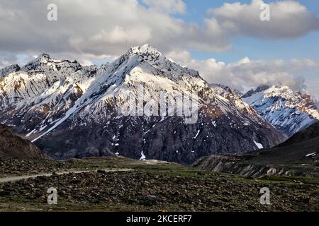 Sommets magnifiquement sculptés de l'Himalaya le long du col de Panzila (col de Panjila) dans la vallée de Suru à Zanskar, Ladakh, Jammu et Cachemire, Inde. Le col de Panzilla est le point le plus élevé entre Kargil et Padam. Le col de Panzilla sépare la vallée de Suru de la vallée de Zanskar et est connu comme la porte d'entrée de Zanskar. Le col de Panzila est situé à une altitude de 4 400 m (14 436 pi) au-dessus du niveau de la mer et relie la région de la vallée de Suru à la région de la vallée de Zanskar. (Photo de Creative Touch Imaging Ltd./NurPhoto) Banque D'Images