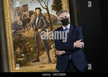 Le directeur artistique du musée, Guillermo Solana, pose lors de la présentation du résultat de la restauration du "Jeune Chevalier dans un paysage" (Joven caballero en un paisaje), l'une des œuvres les plus emblématiques du peintre italien Cuatrocentista Vittore Carpaccio, ce lundi au Musée Thyssen-Bornemisza de Madrid. 17 mai 2021 Espagne (photo par Oscar Gonzalez/NurPhoto) Banque D'Images