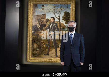 Le directeur artistique du musée, Guillermo Solana, pose lors de la présentation du résultat de la restauration du "Jeune Chevalier dans un paysage" (Joven caballero en un paisaje), l'une des œuvres les plus emblématiques du peintre italien Cuatrocentista Vittore Carpaccio, ce lundi au Musée Thyssen-Bornemisza de Madrid. 17 mai 2021 Espagne (photo par Oscar Gonzalez/NurPhoto) Banque D'Images