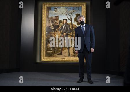 Le directeur artistique du musée, Guillermo Solana, pose lors de la présentation du résultat de la restauration du "Jeune Chevalier dans un paysage" (Joven caballero en un paisaje), l'une des œuvres les plus emblématiques du peintre italien Cuatrocentista Vittore Carpaccio, ce lundi au Musée Thyssen-Bornemisza de Madrid. 17 mai 2021 Espagne (photo par Oscar Gonzalez/NurPhoto) Banque D'Images