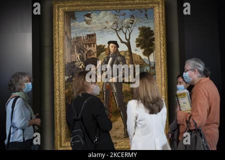 Le restaurateur Susana Perez et Alejandra Martos Figueroa et le directeur artistique du musée, Guillermo Solana, posent lors de la présentation du résultat de la restauration du "Jeune Chevalier dans un paysage" (Joven caballero en un paisaje), l'une des œuvres les plus emblématiques du peintre italien Cuatrocentista Vittore Carpaccio, Ce lundi au Musée Thyssen-Bornemisza de Madrid. 17 mai 2021 Espagne (photo par Oscar Gonzalez/NurPhoto) Banque D'Images