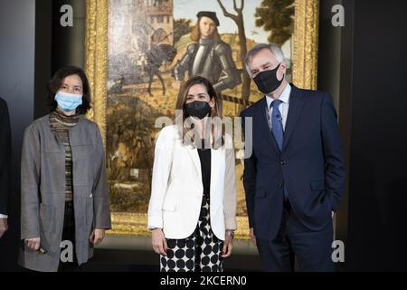 Le directeur artistique du musée, Guillermo Solana, le restaurateur Susana Perez et Alejandra Martos Figueroa et le directeur artistique du musée, Guillermo Solana, posent lors de la présentation du résultat de la restauration du "Jeune Chevalier dans un paysage" (Joven caballero en un paisaje), Une des œuvres les plus emblématiques du peintre italien Cuatrocentista Vittore Carpaccio, ce lundi au Musée Thyssen-Bornemisza de Madrid. 17 mai 2021 Espagne (photo par Oscar Gonzalez/NurPhoto) Banque D'Images