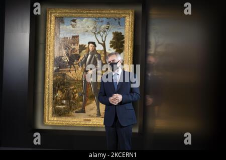 Le directeur artistique du musée, Guillermo Solana, pose lors de la présentation du résultat de la restauration du "Jeune Chevalier dans un paysage" (Joven caballero en un paisaje), l'une des œuvres les plus emblématiques du peintre italien Cuatrocentista Vittore Carpaccio, ce lundi au Musée Thyssen-Bornemisza de Madrid. 17 mai 2021 Espagne (photo par Oscar Gonzalez/NurPhoto) Banque D'Images