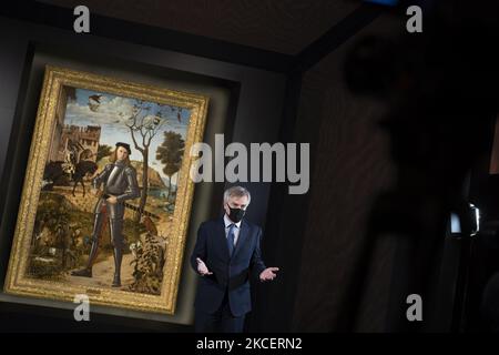 Le directeur artistique du musée, Guillermo Solana, pose lors de la présentation du résultat de la restauration du "Jeune Chevalier dans un paysage" (Joven caballero en un paisaje), l'une des œuvres les plus emblématiques du peintre italien Cuatrocentista Vittore Carpaccio, ce lundi au Musée Thyssen-Bornemisza de Madrid. 17 mai 2021 Espagne (photo par Oscar Gonzalez/NurPhoto) Banque D'Images