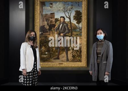 Le restaurateur Susana Perez et Alejandra Martos Figueroa et le directeur artistique du musée, Guillermo Solana, posent lors de la présentation du résultat de la restauration du "Jeune Chevalier dans un paysage" (Joven caballero en un paisaje), l'une des œuvres les plus emblématiques du peintre italien Cuatrocentista Vittore Carpaccio, Ce lundi au Musée Thyssen-Bornemisza de Madrid. 17 mai 2021 Espagne (photo par Oscar Gonzalez/NurPhoto) Banque D'Images