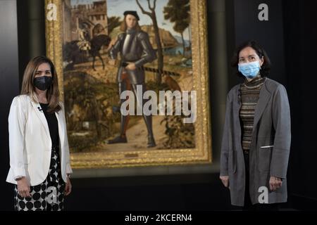 Le restaurateur Susana Perez et Alejandra Martos Figueroa et le directeur artistique du musée, Guillermo Solana, posent lors de la présentation du résultat de la restauration du "Jeune Chevalier dans un paysage" (Joven caballero en un paisaje), l'une des œuvres les plus emblématiques du peintre italien Cuatrocentista Vittore Carpaccio, Ce lundi au Musée Thyssen-Bornemisza de Madrid. 17 mai 2021 Espagne (photo par Oscar Gonzalez/NurPhoto) Banque D'Images