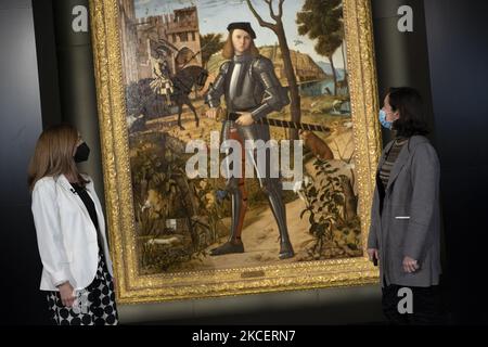 Le restaurateur Susana Perez et Alejandra Martos Figueroa et le directeur artistique du musée, Guillermo Solana, posent lors de la présentation du résultat de la restauration du "Jeune Chevalier dans un paysage" (Joven caballero en un paisaje), l'une des œuvres les plus emblématiques du peintre italien Cuatrocentista Vittore Carpaccio, Ce lundi au Musée Thyssen-Bornemisza de Madrid. 17 mai 2021 Espagne (photo par Oscar Gonzalez/NurPhoto) Banque D'Images