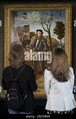 Le restaurateur Susana Perez et Alejandra Martos Figueroa et le directeur artistique du musée, Guillermo Solana, posent lors de la présentation du résultat de la restauration du "Jeune Chevalier dans un paysage" (Joven caballero en un paisaje), l'une des œuvres les plus emblématiques du peintre italien Cuatrocentista Vittore Carpaccio, Ce lundi au Musée Thyssen-Bornemisza de Madrid. 17 mai 2021 Espagne (photo par Oscar Gonzalez/NurPhoto) Banque D'Images