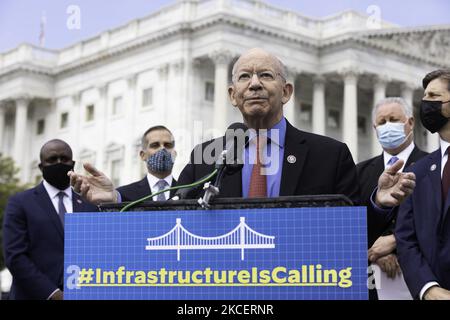 Peter DeFazio (D-OR), président du Comité des transports et de l'infrastructure de la Chambre, parle lors d'une conférence de presse sur l'infrastructure avec la présidente de la Chambre Nancy Pelosi, sur Capitol Hill, à Washington, DC, 12 mai 2021. (Photo par Aurora Samperio/NurPhoto) Banque D'Images