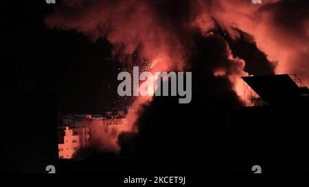 Une boule de feu explose au-dessus des bâtiments de la ville de Gaza alors que les forces israéliennes bombardant l'enclave palestinienne, au début de 18 mai 2021. - Les jets israéliens ont maintenu un barrage de frappes aériennes contre l'enclave palestinienne de Gaza, une semaine de violence qui a tué plus de 200 personnes, a poussé les dirigeants mondiaux à intensifier la médiation. (Photo de Mamen Faiz/NurPhoto) Banque D'Images