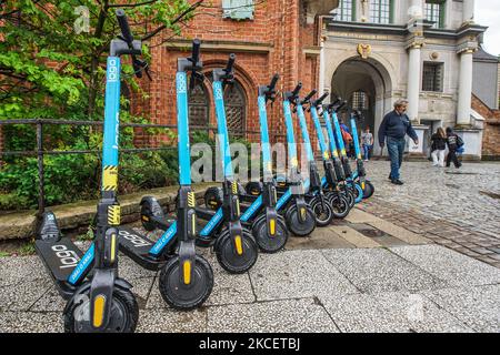 Les kicktrottinettes électriques appartenant à la SOCIÉTÉ DE PARTAGE DE LOGO trottinettes parkedin le centre-ville sont vus à Gdansk, Pologne le 17 mai 2021 le gouvernement polonais introduit de nouvelles règles sur l'utilisation des scooters électriques et autres dispositifs de mobilité électrique, dans le cadre de préoccupations de sécurité. La législation fixe des limites de vitesse et définit les endroits où ces véhicules peuvent être conduits et stationnés. (Photo de Michal Fludra/NurPhoto) Banque D'Images