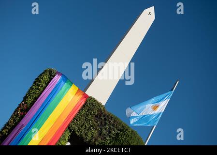 Le drapeau de fierté LGBTIQ + a été élevé sur le mât situé à côté de l'Obélisque, grâce à une initiative menée par le sous-secrétariat pour les droits de l'homme et le pluralisme culturel de la ville de Buenos Aires, en Argentine, sur 17 mai 2021. (Photo de Manuel Cortina/NurPhoto) Banque D'Images