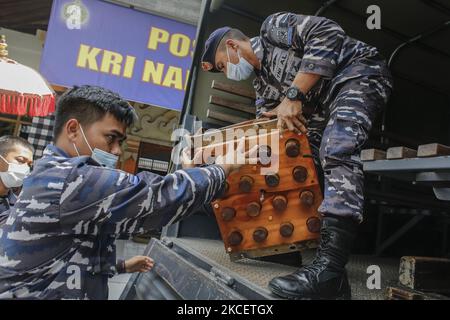 La Marine indonésienne porte une partie du sous-marin de la Marine indonésienne submergée KRI Nanggala 402 après avoir été montrée lors de la conférence de presse à la base navale indonésienne de Denpasar, Bali, Indonésie sur 18 mai 2021. L'indonésien poursuit l'opération de sauvetage avec l'aide de la marine chinoise afin d'évacuer les victimes et les principales parties du sous-marin submergé de la marine indonésienne KRI Nanggala 402. Le sous-marin trouvé à 839 mètres au-dessous du niveau de la mer dispersé dans trois grandes parties, cependant la chambre principale et les 53 victimes est toujours à la recherche. Un sous-marin militaire a signalé qu'il avait disparu au nord de la mer de Bali pendant la torpille Banque D'Images