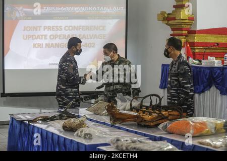 L'officier de marine indonésien contre-amiral de TNI Iwan Isnuranwanato (à gauche) s'entretient avec l'attaché militaire chinois, le colonel Chen Yongjing, lors d'une conférence de presse sur l'opération de sauvetage conjointe du sous-marin de la marine indonésienne submergé KRI Nanggala 402 à la base navale indonésienne de Denpasar, Bali, Indonésie, sur 18 mai 2021. L'indonésien poursuit l'opération de sauvetage avec l'aide de la marine chinoise afin d'évacuer les victimes et les principales parties du sous-marin submergé de la marine indonésienne KRI Nanggala 402. Le sous-marin trouvé à 839 mètres au-dessous du niveau de la mer dispersé dans trois grandes parties, cependant la chambre principale et le 53 vict Banque D'Images