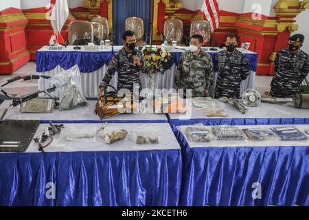 L'officier indonésien de marine contre-amiral de TNI Iwan Isnuranwanato (à gauche) montre quelques parties du sous-marin de marine indonésienne submergé KRI Nanggala 402 lors d'une conférence de presse à la base navale indonésienne de Denpasar, Bali, Indonésie, sur 18 mai 2021. L'indonésien poursuit l'opération de sauvetage avec l'aide de la marine chinoise afin d'évacuer les victimes et les principales parties du sous-marin submergé de la marine indonésienne KRI Nanggala 402. Le sous-marin trouvé à 839 mètres au-dessous du niveau de la mer dispersé dans trois grandes parties, cependant la chambre principale et les 53 victimes est toujours à la recherche. Un sous-marin militaire a signalé qu'il n'avait pas été porté au dépourvu Banque D'Images