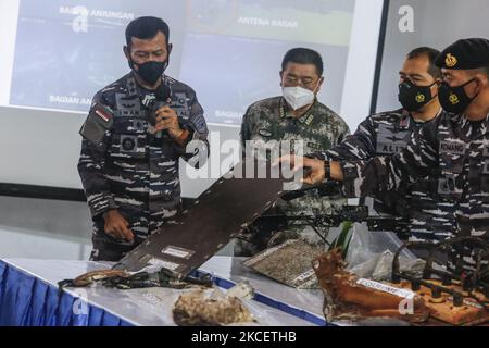 L'officier indonésien de marine contre-amiral de TNI Iwan Isnuranwanato (à gauche) montre quelques parties du sous-marin de marine indonésienne submergé KRI Nanggala 402 lors d'une conférence de presse à la base navale indonésienne de Denpasar, Bali, Indonésie, sur 18 mai 2021. L'indonésien poursuit l'opération de sauvetage avec l'aide de la marine chinoise afin d'évacuer les victimes et les principales parties du sous-marin submergé de la marine indonésienne KRI Nanggala 402. Le sous-marin trouvé à 839 mètres au-dessous du niveau de la mer dispersé dans trois grandes parties, cependant la chambre principale et les 53 victimes est toujours à la recherche. Un sous-marin militaire a signalé qu'il n'avait pas été porté au dépourvu Banque D'Images