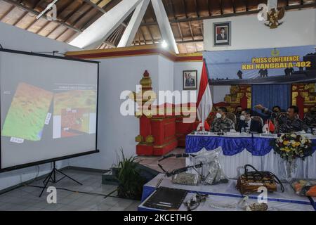 Officier de marine indonésien contre-amiral de TNI Iwan Isnuranwanato (à droite) montre l'opération de sauvetage conjointe du sous-marin de marine indonésienne submergé KRI Nanggala 402 lors d'une conférence de presse à la base navale indonésienne de Denpasar, Bali, Indonésie, sur 18 mai 2021. L'indonésien poursuit l'opération de sauvetage avec l'aide de la marine chinoise afin d'évacuer les victimes et les principales parties du sous-marin submergé de la marine indonésienne KRI Nanggala 402. Le sous-marin trouvé à 839 mètres au-dessous du niveau de la mer dispersé dans trois grandes parties, cependant la chambre principale et les 53 victimes est toujours à la recherche. Un repour sous-marin militaire Banque D'Images