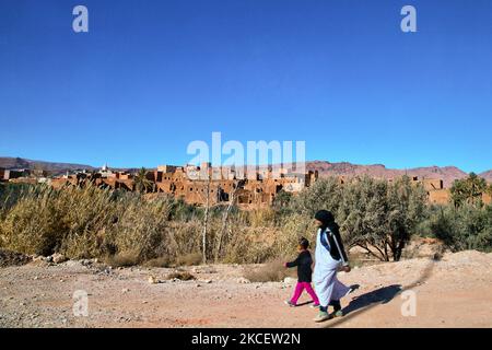 La berbère et sa fille marchent au village de Tinerhir dans les montagnes du Haut Atlas au Maroc, en Afrique. (Photo de Creative Touch Imaging Ltd./NurPhoto) Banque D'Images