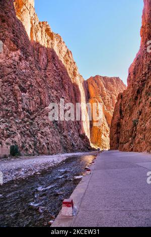 Gorge de Todra située dans les montagnes du Haut Atlas près de la ville de Tinerhir au Maroc, en Afrique. Les Gorges de Todgha (Gorges de Todra) sont une série de canyons calcaires, ou Wadi, dans la partie orientale des montagnes du Haut Atlas au Maroc. Les rivières Todgha et Dades voisines sont toutes deux responsables de la découpe de ces canyons profonds bordant des falaises. (Photo de Creative Touch Imaging Ltd./NurPhoto) Banque D'Images