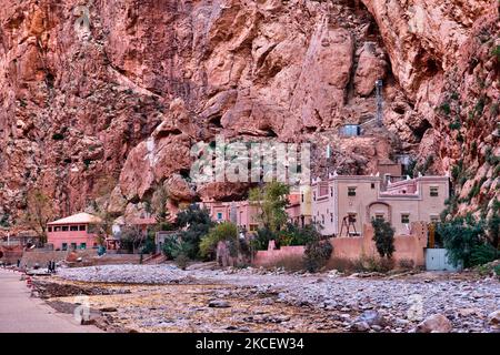 Bâtiments dans la gorge de Todra situé dans les montagnes du Haut Atlas près de la ville de Tinerhir au Maroc, en Afrique. Les Gorges de Todgha (Gorges de Todra) sont une série de canyons calcaires, ou Wadi, dans la partie orientale des montagnes du Haut Atlas au Maroc. Les rivières Todgha et Dades voisines sont toutes deux responsables de la découpe de ces canyons profonds bordant des falaises. (Photo de Creative Touch Imaging Ltd./NurPhoto) Banque D'Images