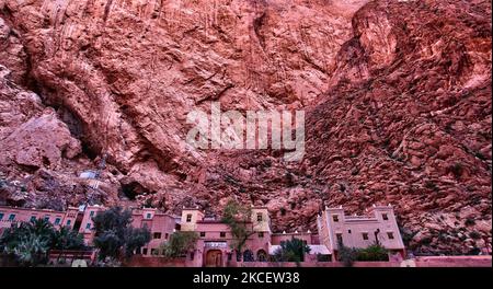 Bâtiments dans la gorge de Todra situé dans les montagnes du Haut Atlas près de la ville de Tinerhir au Maroc, en Afrique. Les Gorges de Todgha (Gorges de Todra) sont une série de canyons calcaires, ou Wadi, dans la partie orientale des montagnes du Haut Atlas au Maroc. Les rivières Todgha et Dades voisines sont toutes deux responsables de la découpe de ces canyons profonds bordant des falaises. (Photo de Creative Touch Imaging Ltd./NurPhoto) Banque D'Images