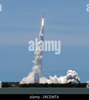 Une fusée Atlas V de United Launch Alliance transportant le cinquième satellite géosynchrone à système infrarouge spatial (SBIRS GEO 5) pour la détection de missiles d'alerte précoce par les lancements militaires américains sur 18 mai 2021 à partir du PAD 41 à la station de la Force spatiale du Cap-Canaveral. (Photo de Paul Hennessy/NurPhoto) Banque D'Images