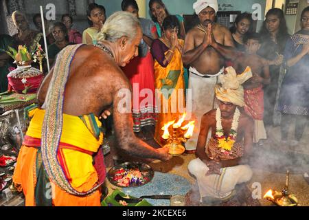 Le prêtre hindou tamoul effectue des prières spéciales lors de l'abhishekam pooja de 108 en hommage à Lord Vinayagar (Lord Ganesh) au Temple Arasadi Vinayagar (Arasadi Sithi Vinayagar Kovil) à Jaffna, au Sri Lanka. (Photo de Creative Touch Imaging Ltd./NurPhoto) Banque D'Images
