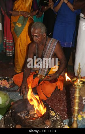 Le prêtre hindou tamoul effectue des prières spéciales lors de l'abhishekam pooja de 108 en hommage à Lord Vinayagar (Lord Ganesh) au Temple Arasadi Vinayagar (Arasadi Sithi Vinayagar Kovil) à Jaffna, au Sri Lanka. (Photo de Creative Touch Imaging Ltd./NurPhoto) Banque D'Images