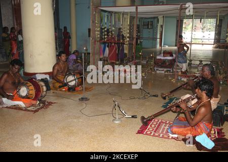 Les musiciens hindous tamouls jouent des morceaux de dévotion dans le cadre de prières spéciales lors de l'abhishekam pooja 108 en hommage à Lord Vinayagar (Lord Ganesh) au temple Arasadi Vinayagar (Arasadi Sithi Vinayagar Kovil) à Jaffna, au Sri Lanka. (Photo de Creative Touch Imaging Ltd./NurPhoto) Banque D'Images