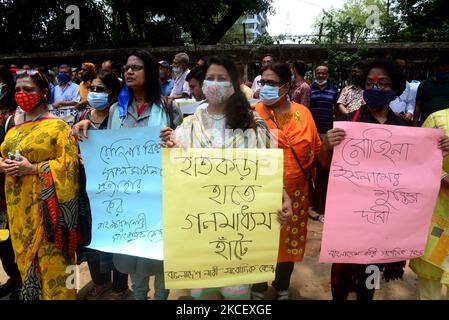 Des groupes de femmes journalistes participent à une manifestation demandant la libération de la journaliste d'investigation Rozina Islam, détenue à Dhaka, au Bangladesh, sur 19 mai 2021. (Photo par Mamunur Rashid/NurPhoto) Banque D'Images