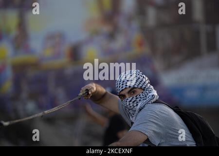 Un manifestant palestinien utilise un coup de feu pour jeter des pierres sur les soldats israéliens lors d'affrontements près de la colonie juive de Beit El, près de Ramallah, en Cisjordanie occupée sur 18 mai 2021. (Photo de Ahmad Talat/NurPhoto) Banque D'Images