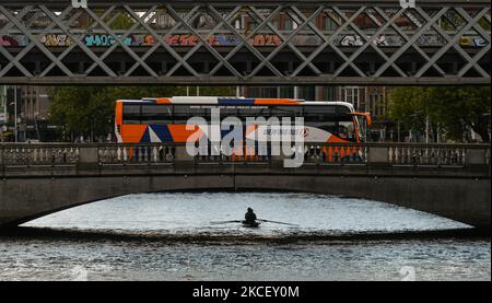 Deux rameurs de soirée s'entraînent sur la rivière Liffey dans le centre de Dublin. Le mardi 18 mai 2021, à Dublin, Irlande. (Photo par Artur Widak/NurPhoto) Banque D'Images