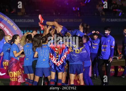 Les joueurs du FC Barcelone célébrant le titre de la Ligue des Champions et de la Ligue Iberdorola à la fin du match entre le FC Barcelone et le Athletic Club, correspondant à la semaine 28 de la Ligue espagnole de femmes Primera Iberdrola, joué au stade Johan Cruyff, le 19th mai 2021, à Barcelone, Espagne.(photo de Joan Valls/Urbanandsport/NurPhoto) Banque D'Images