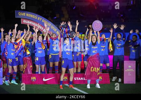 Les joueurs du FC Barcelone célébrant le titre de la Ligue des Champions et de la Ligue Iberdorola à la fin du match entre le FC Barcelone et le Athletic Club, correspondant à la semaine 28 de la Ligue espagnole de femmes Primera Iberdrola, joué au stade Johan Cruyff, le 19th mai 2021, à Barcelone, Espagne.(photo de Joan Valls/Urbanandsport/NurPhoto) Banque D'Images