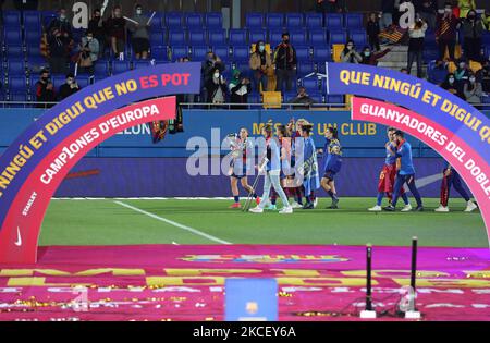 Les joueurs du FC Barcelone célébrant le titre de la Ligue des Champions et de la Ligue Iberdorola à la fin du match entre le FC Barcelone et le Athletic Club, correspondant à la semaine 28 de la Ligue espagnole de femmes Primera Iberdrola, joué au stade Johan Cruyff, le 19th mai 2021, à Barcelone, Espagne.(photo de Joan Valls/Urbanandsport/NurPhoto) Banque D'Images