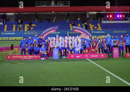 Les joueurs du FC Barcelone célébrant le titre de la Ligue des Champions et de la Ligue Iberdorola à la fin du match entre le FC Barcelone et le Athletic Club, correspondant à la semaine 28 de la Ligue espagnole de femmes Primera Iberdrola, joué au stade Johan Cruyff, le 19th mai 2021, à Barcelone, Espagne.(photo de Joan Valls/Urbanandsport/NurPhoto) Banque D'Images