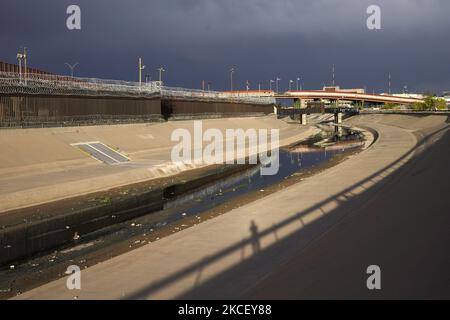 La frontière ENTRE LES ÉTATS-UNIS et le Mexique est vue le long de Rio Bravo sur 19 mai 2021 à Ciudad Juarez Mexique.selon des estimations non officielles, environ 200 000 migrants ont traversé les États-Unis le long de la frontière sud depuis février 2021. (Photo de John Lamparski/NurPhoto) Banque D'Images