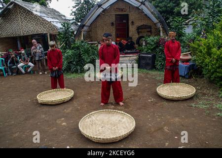 Les combattants de Pencak Silat effectuent divers déplacements le 20 mai 2021 à Lembang, West Bandung Regency, Indonésie. Pencak silat, un art martial indonésien traditionnel, a été reconnu comme un patrimoine mondial intangible par l'Organisation des Nations Unies pour l'éducation, la science et la culture (UNESCO). (Photo par Algi Febri Sugita/NurPhoto) Banque D'Images