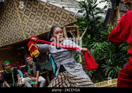 Les combattants de Pencak Silat effectuent divers déplacements le 20 mai 2021 à Lembang, West Bandung Regency, Indonésie. Pencak silat, un art martial indonésien traditionnel, a été reconnu comme un patrimoine mondial intangible par l'Organisation des Nations Unies pour l'éducation, la science et la culture (UNESCO). (Photo par Algi Febri Sugita/NurPhoto) Banque D'Images