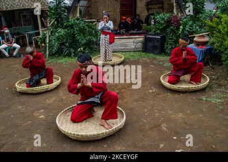 Les combattants de Pencak Silat effectuent divers déplacements le 20 mai 2021 à Lembang, West Bandung Regency, Indonésie. Pencak silat, un art martial indonésien traditionnel, a été reconnu comme un patrimoine mondial intangible par l'Organisation des Nations Unies pour l'éducation, la science et la culture (UNESCO). (Photo par Algi Febri Sugita/NurPhoto) Banque D'Images