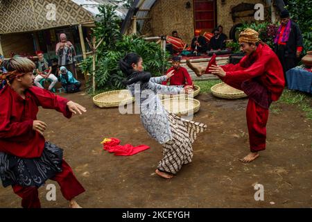 Les combattants de Pencak Silat effectuent divers déplacements le 20 mai 2021 à Lembang, West Bandung Regency, Indonésie. Pencak silat, un art martial indonésien traditionnel, a été reconnu comme un patrimoine mondial intangible par l'Organisation des Nations Unies pour l'éducation, la science et la culture (UNESCO). (Photo par Algi Febri Sugita/NurPhoto) Banque D'Images