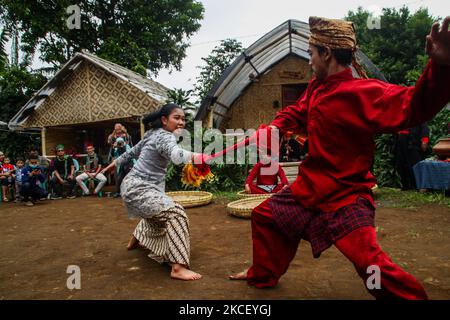 Les combattants de Pencak Silat effectuent divers déplacements le 20 mai 2021 à Lembang, West Bandung Regency, Indonésie. Pencak silat, un art martial indonésien traditionnel, a été reconnu comme un patrimoine mondial intangible par l'Organisation des Nations Unies pour l'éducation, la science et la culture (UNESCO). (Photo par Algi Febri Sugita/NurPhoto) Banque D'Images